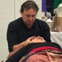 Michel Fornara pendant un soin énergétique